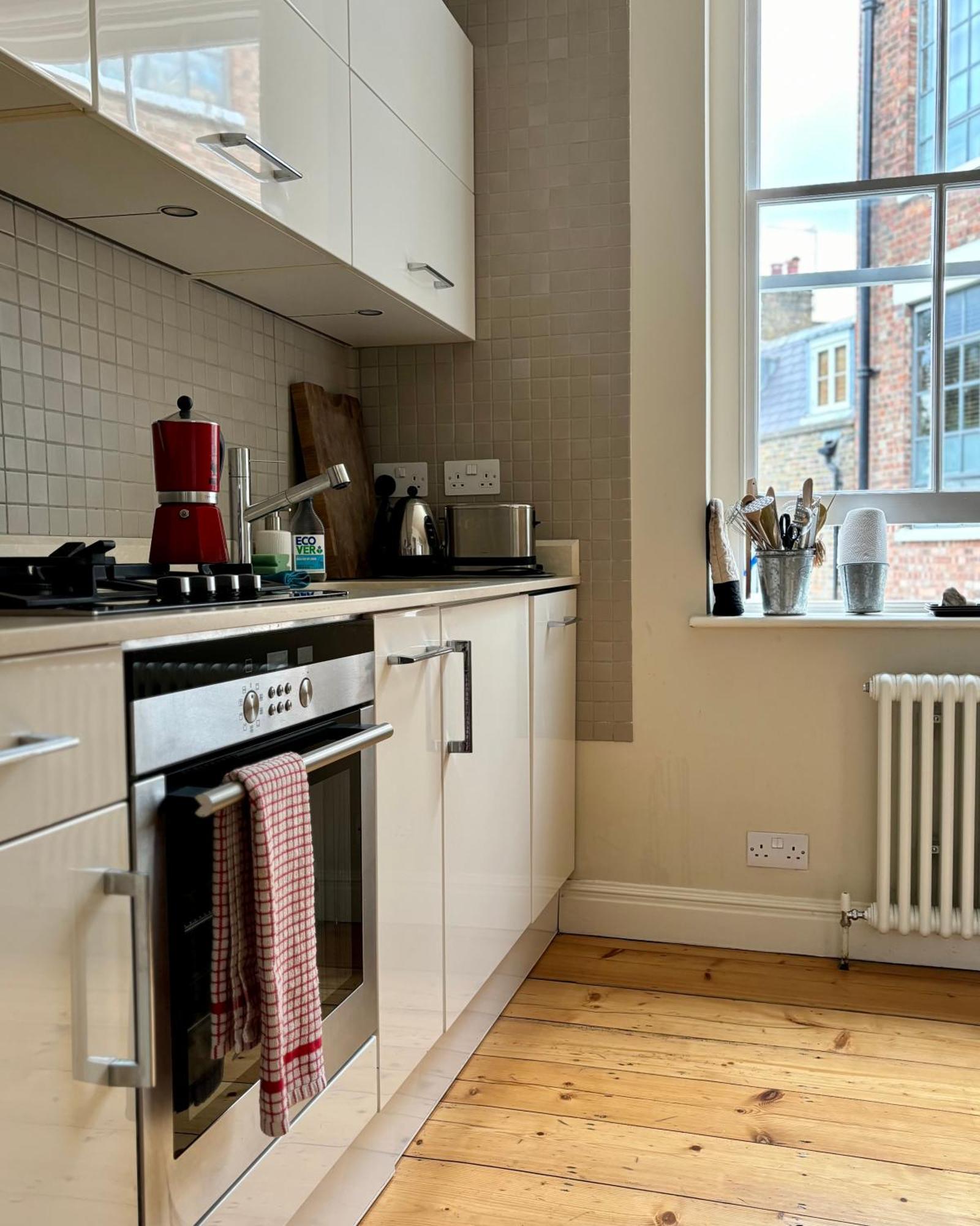 Trendy 1bd Flat On Historic Street Farringdon London